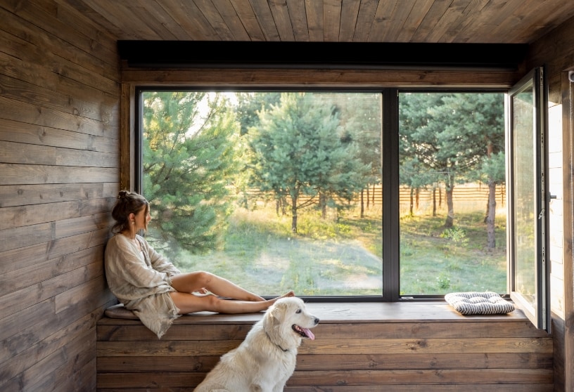 AW-Holzbau GmbH Frau mit Hund in Tiny Haus