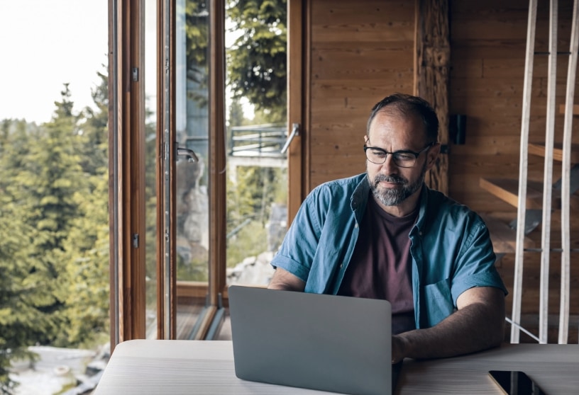 AW-Holzbau GmbH Mann im Tiny Haus am Laptop